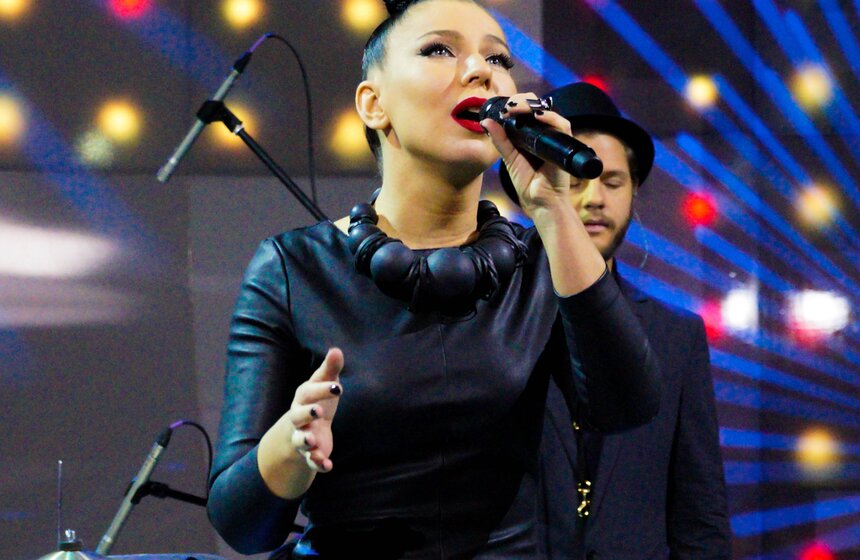 Певица Елка выступила в программе "Живой звук" 18 фото