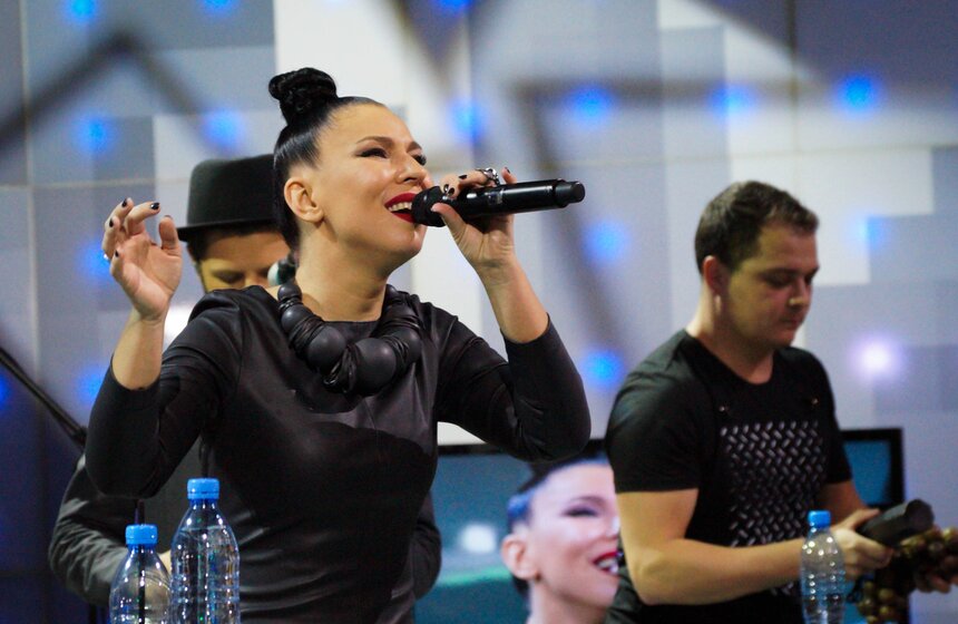 Певица Елка выступила в программе "Живой звук" 15 фото