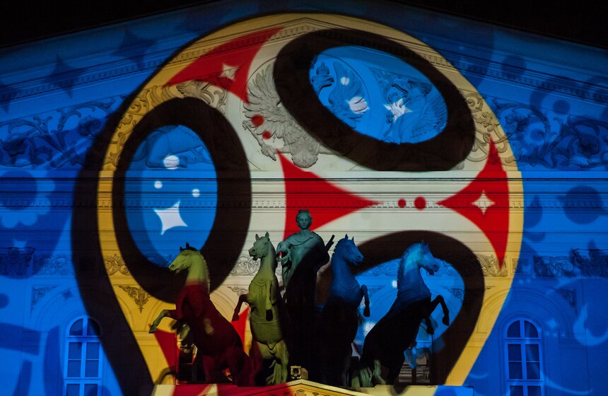 На фасаде Большого театра показали эмблему ЧМ по футболу 14 фото