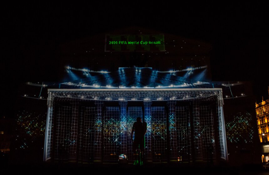 На фасаде Большого театра показали эмблему ЧМ по футболу 2 фото