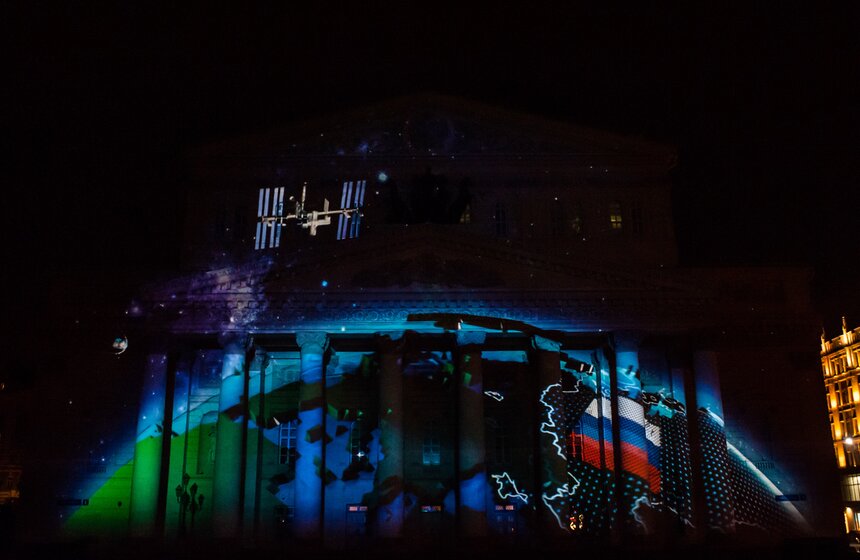 На фасаде Большого театра показали эмблему ЧМ по футболу 5 фото