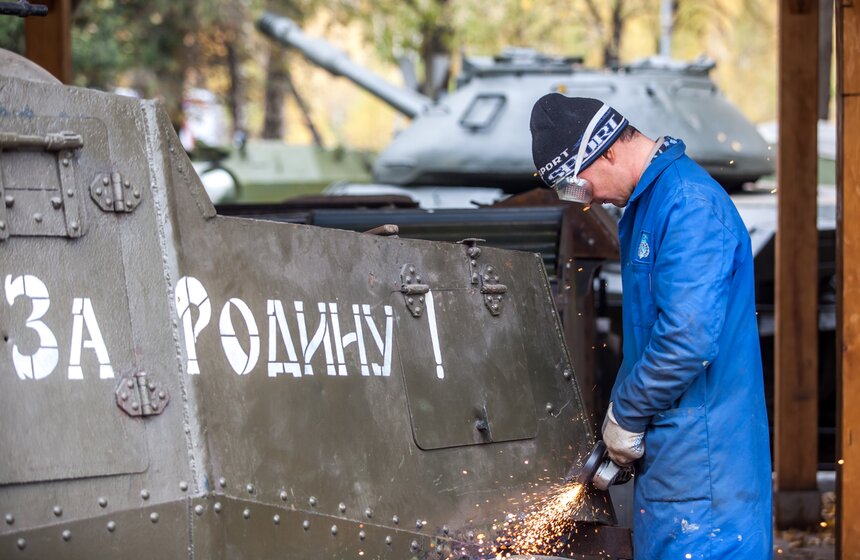 Процесс восстановления бронетехники