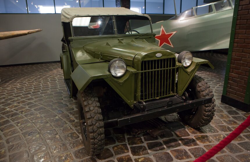 ГАЗ-67 - военные полноприводные легковые автомобили с упрощенным открытым кузовом, имевшем вырезы вместо дверей