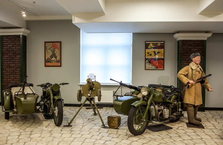 Тяжелый мотоцикл с коляской М-72. Между мотоциклами - пулемет "Максим" на станке, для ведения огня по воздушным целям