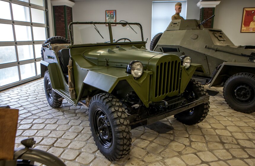 На переднем плане ГАЗ-67 на переднем плане, за ним - БА-64, легкий бронеавтомобиль на базе того же ГАЗ