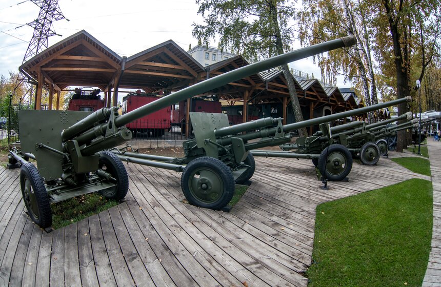 ЗИС-2, противотанковая пушка калибра 57-мм. Состояла на вооружении истребительно-противотанковых полков, широкое применение получила с 1943 года и до конца войны