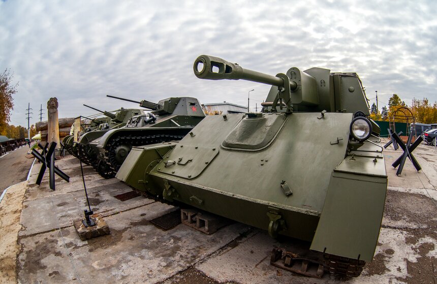 Легкая самоходно-артиллерийская установка Су-76 и легкие танки Т-60