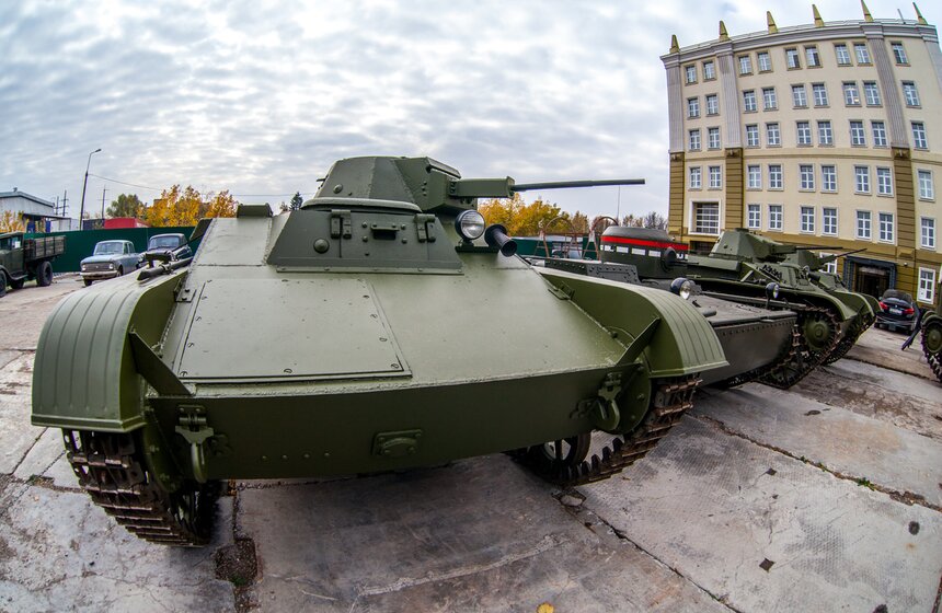 На переднем плане: легкий танк Т-60, рядом справа - малый плавающий танк Т-38