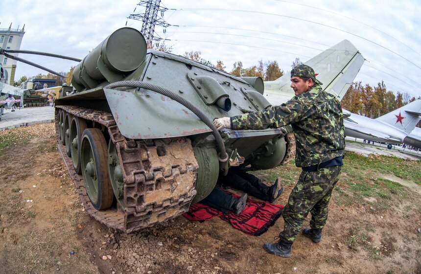 Самоходно-артиллерийская установка СУ-100. Создана на базе среднего танка Т-34-85