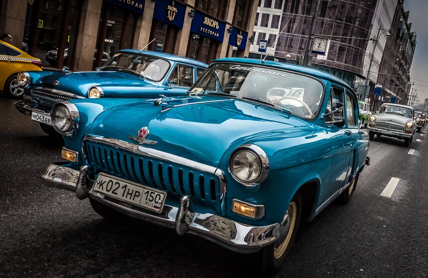 В Москве прошел автопробег ретро-машин 12 фото