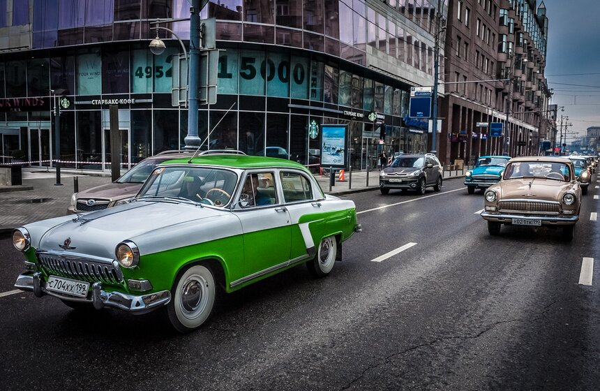 В Москве прошел автопробег ретро-машин 11 фото