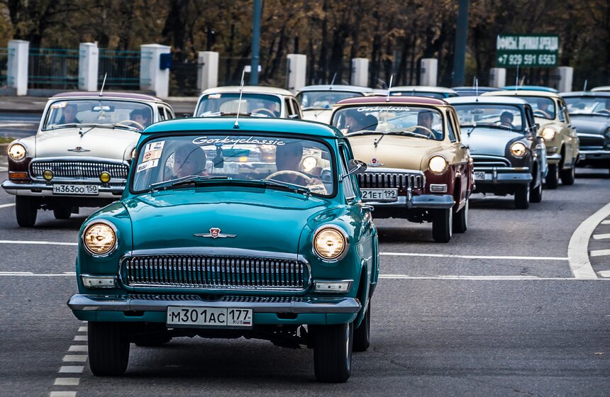 В Москве прошел автопробег ретро-машин 23 фото