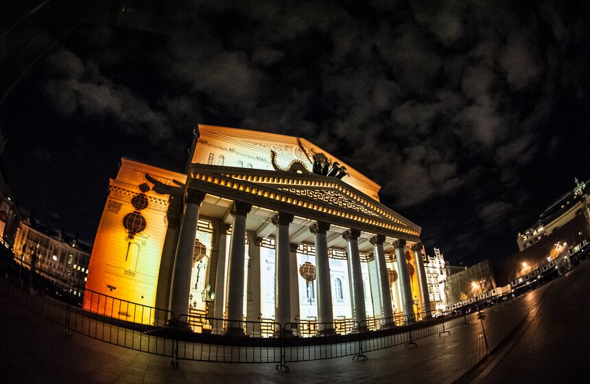 3D-проекции украсили фасады Большого театра и Кузнецкого моста 17 фото