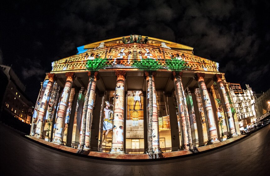 3D-проекции украсили фасады Большого театра и Кузнецкого моста 16 фото