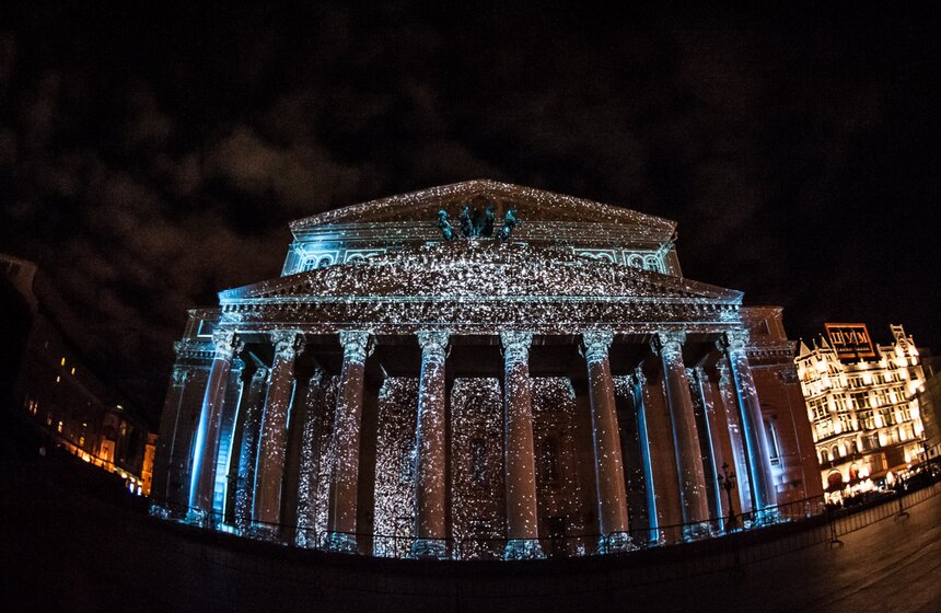 3D-проекции украсили фасады Большого театра и Кузнецкого моста 10 фото
