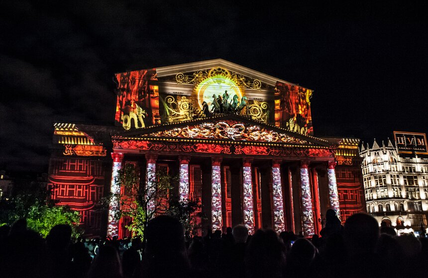 3D-проекции украсили фасады Большого театра и Кузнецкого моста 8 фото