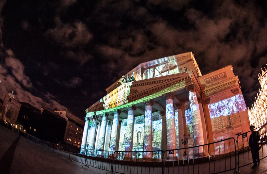 3D-проекции украсили фасады Большого театра и Кузнецкого моста 15 фото