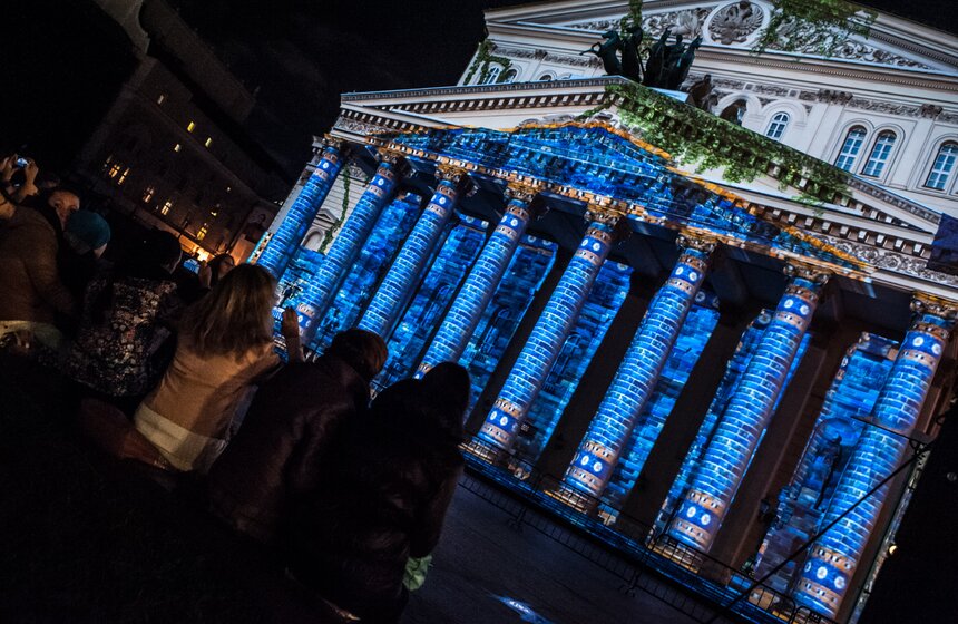 3D-проекции украсили фасады Большого театра и Кузнецкого моста 19 фото