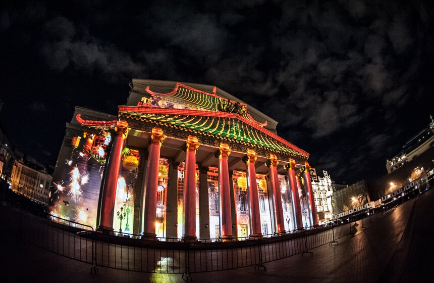 3D-проекции украсили фасады Большого театра и Кузнецкого моста 18 фото