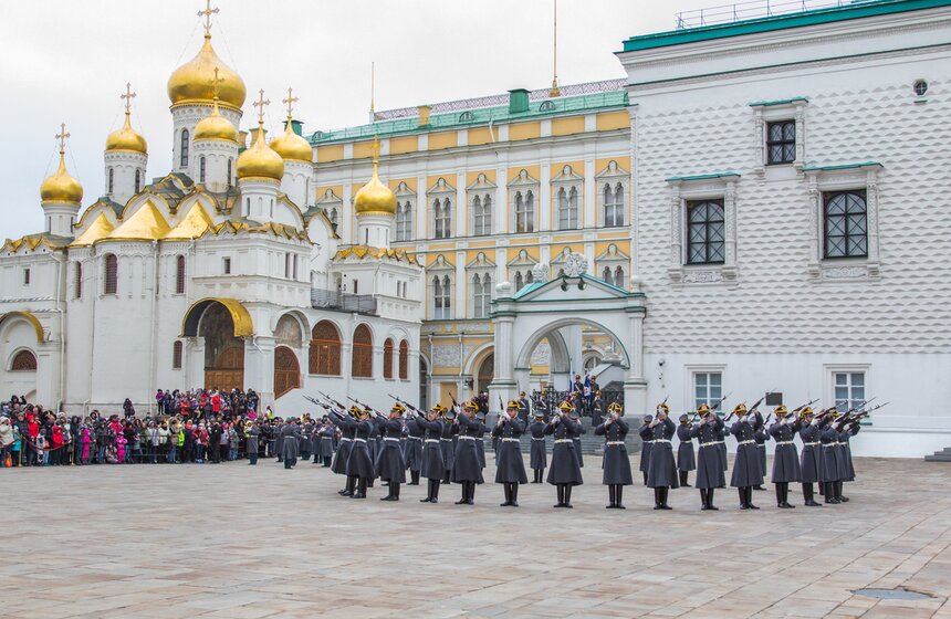 Церемония развода пеших и конных караулов прошла в Кремле 10 фото