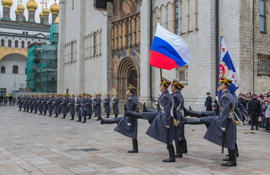 Церемония развода пеших и конных караулов прошла в Кремле 3 фото