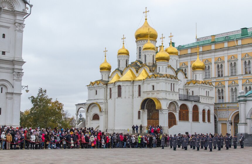 Церемония развода пеших и конных караулов прошла в Кремле 1 фото