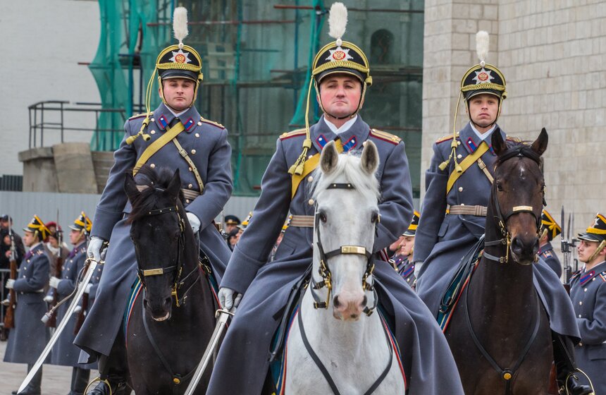 Церемония развода пеших и конных караулов прошла в Кремле 4 фото