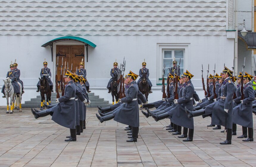 Церемония развода пеших и конных караулов прошла в Кремле 6 фото