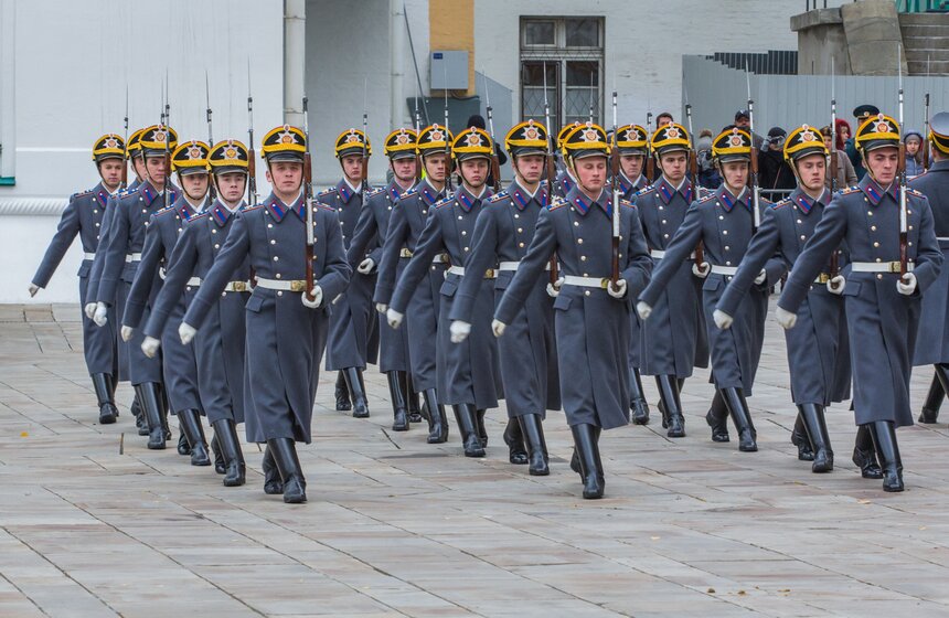 Церемония развода пеших и конных караулов прошла в Кремле 5 фото