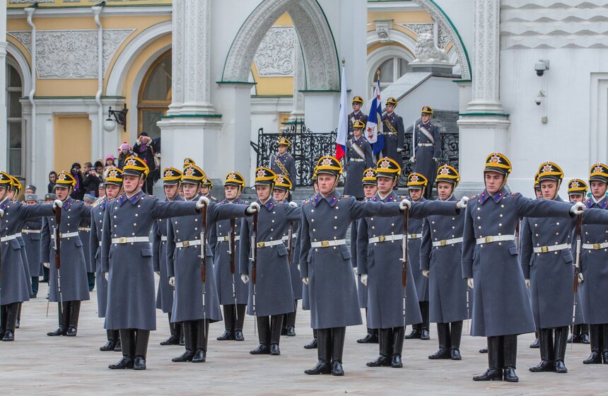 Церемония развода пеших и конных караулов прошла в Кремле 8 фото