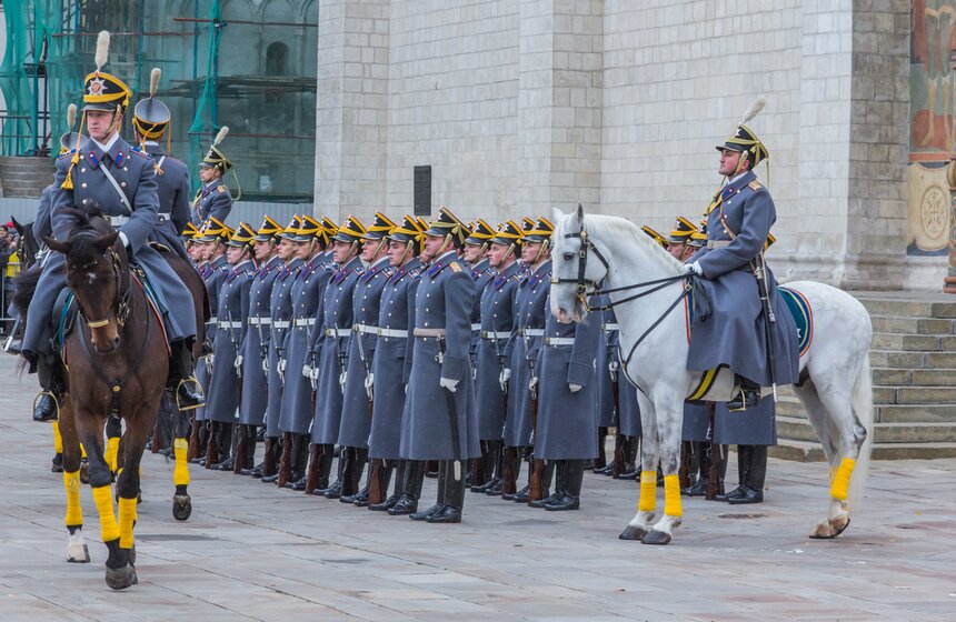 Церемония развода пеших и конных караулов прошла в Кремле 13 фото