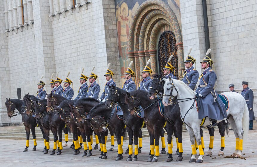 Церемония развода пеших и конных караулов прошла в Кремле 11 фото