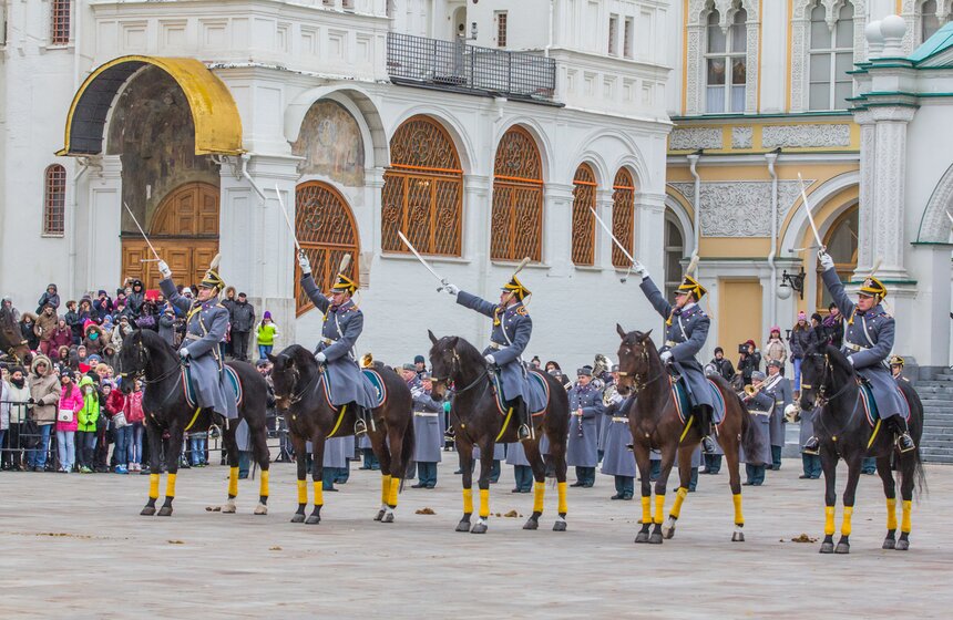 Церемония развода пеших и конных караулов прошла в Кремле 14 фото