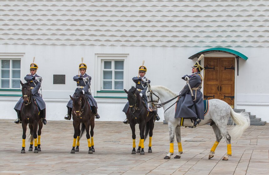 Церемония развода пеших и конных караулов прошла в Кремле 15 фото