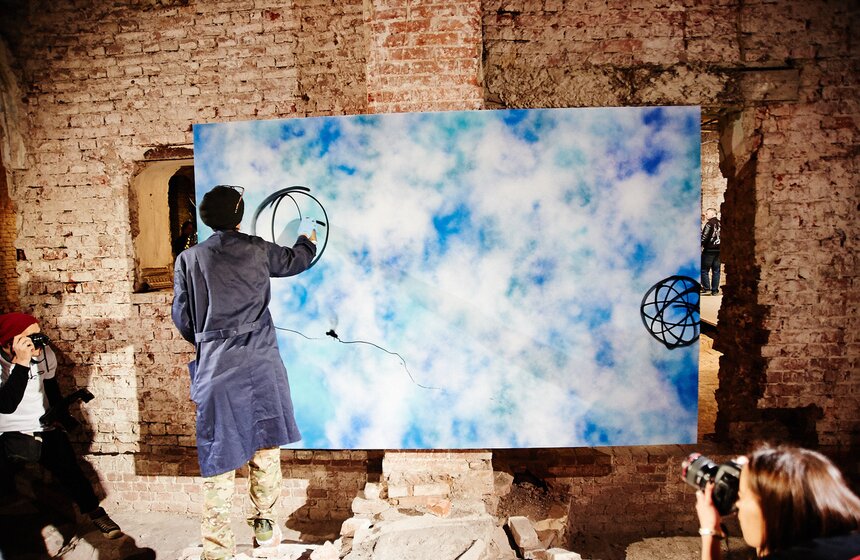 В МУАРе открылась выставка художника FUTURA "Изгиб времени" 24 фото