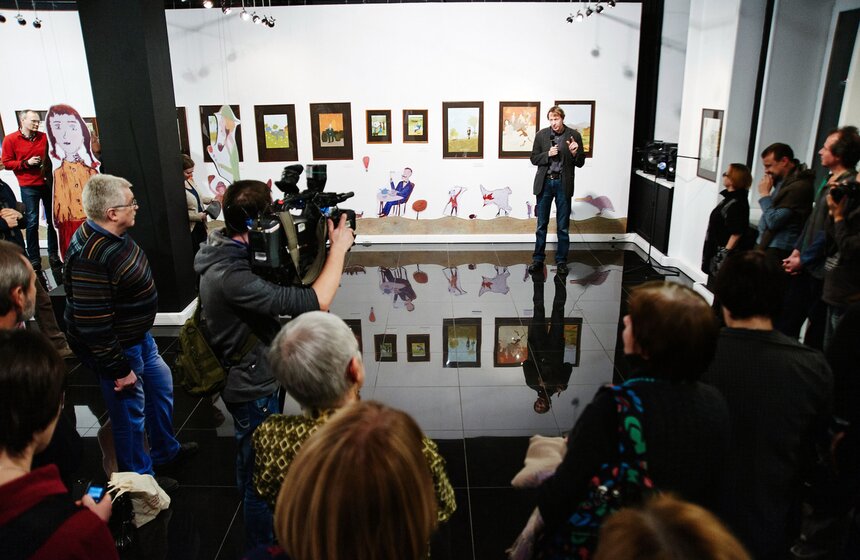 В Галерее XXI века открылась выставка "Свидание с персонажами" 22 фото