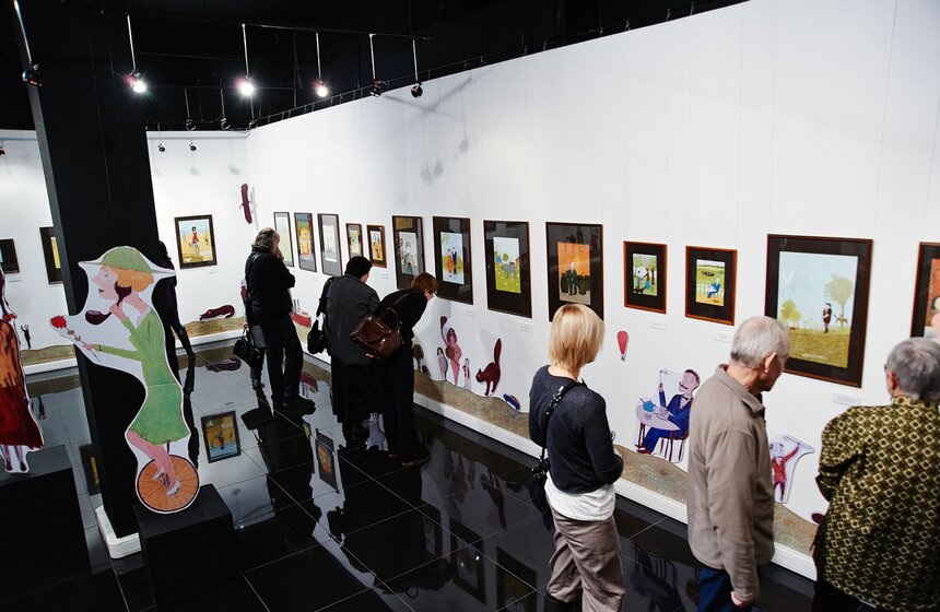 В Галерее XXI века открылась выставка "Свидание с персонажами" 19 фото