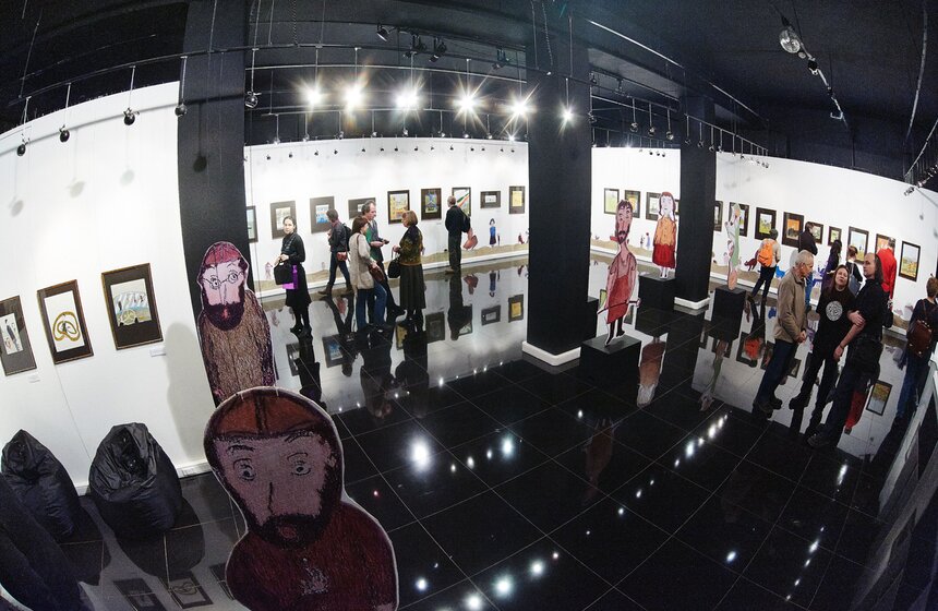В Галерее XXI века открылась выставка "Свидание с персонажами" 21 фото
