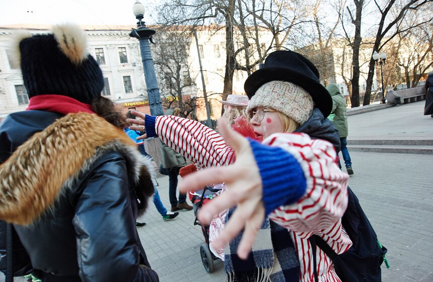 "Обнимашки": Как в Москве отметили международный праздник 3 фото