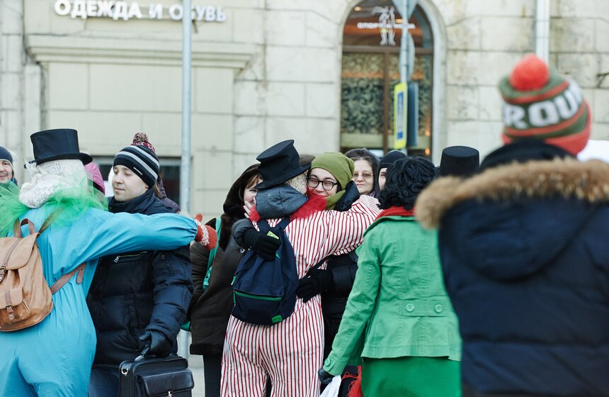 "Обнимашки": Как в Москве отметили международный праздник 14 фото