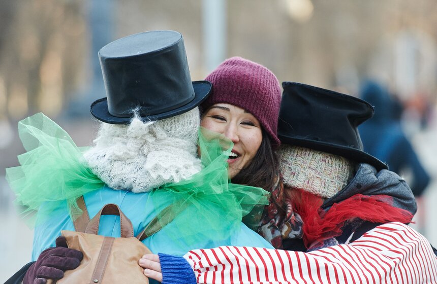 "Обнимашки": Как в Москве отметили международный праздник 16 фото