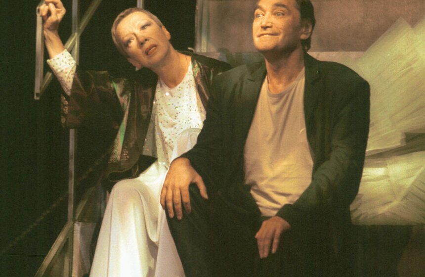 2002 год. В драматическом театре имени Станиславского в рамках "Дней Швейцарии в России" прошел спектакль "Визит старой дамы", поставленный Сергеем Алдониным по знаменитой пьесе Ф. Дюрренматта. На снимке: исполнители главных ролей народные артисты России Антонина Кузнецова и Владимир Коренев. Фото: ТАСС/Борис Кавашкин