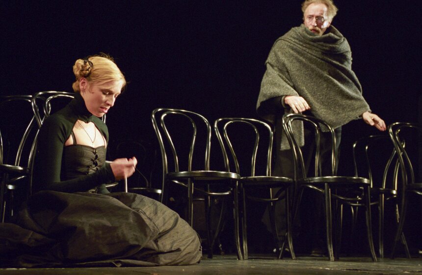 2002 год. Актриса Ирина Гринева (на снимке слева) в роли Офелии и заслуженный артист России Б.Романов (справа) в роли Полония в трагедии "Гамлет". Спектакль, в постановке Дмитрия Крымова, идет в Московском драматическом театре им. К.С.Станиславского. Фото: ТАСС/Варвара Лозенко