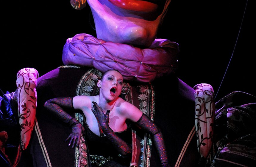 2009 год. Актриса Анна Капалева (Элеонора) в сцене из спектакля по пьесе Карло Гольдони "Бабьи сплетни" в Московском драматическом театре им. К.С. Станиславского. Фото: ТАСС/Александр Куров