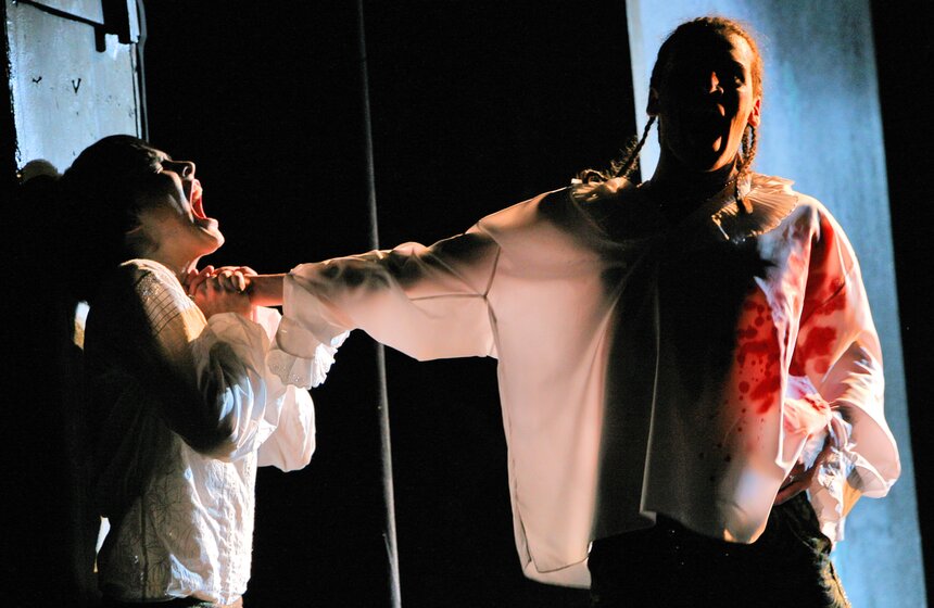 2009 год. Актеры Ярослав Жалнин (Ромео) и Антон Сорокин (Меркуцио) (слева направо) в сцене из спектакля «Ромео и Джульетта» в постановке Сергея Алдонина в Московском драматическом театре им. К.С. Станиславского. Фото: ТАСС/Валерий Шарифулин