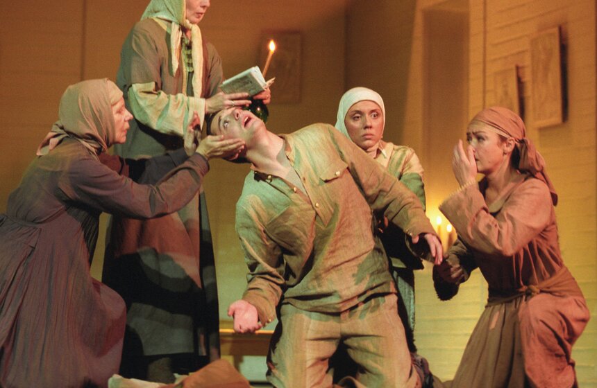 2003 год. В роли Тимоши актер Антон Эльдаров (в центре) в сцене из спектакля "Семеро святых из деревни Брюхо" в постановке режиссера Владимира Мирзоева, предпремьерный показ которого состоялся в драматическом театре им.Станиславского. Фото: ТАСС/Александр Куров