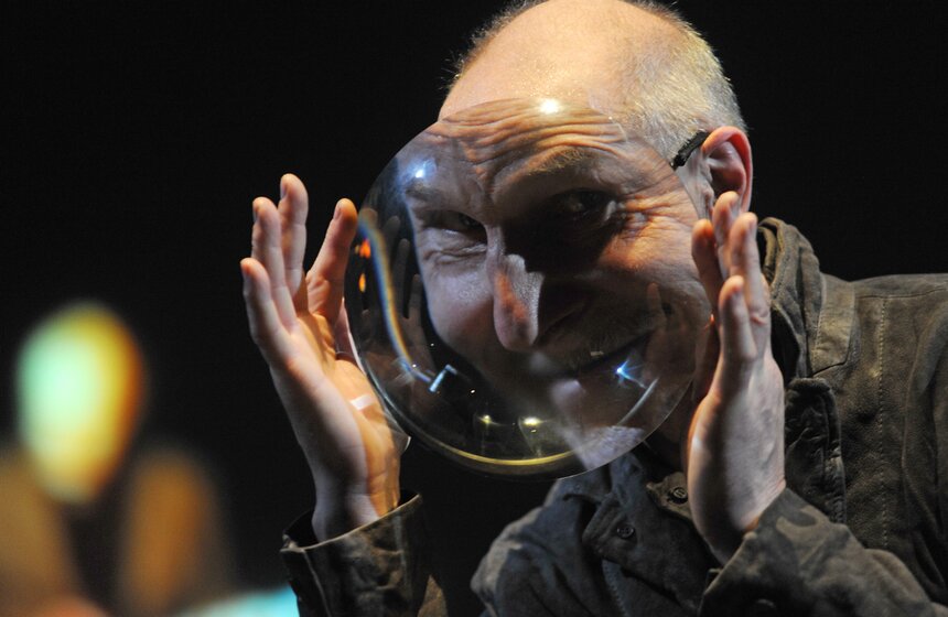 2012 год. Актер, музыкант и поэт Петр Мамонов во время выступления в своем музыкальном спектакле "Дед Петр и зайцы" в Драматическом театре им. К.С. Станиславского. Фото: ТАСС/Зураб Джавахадзе