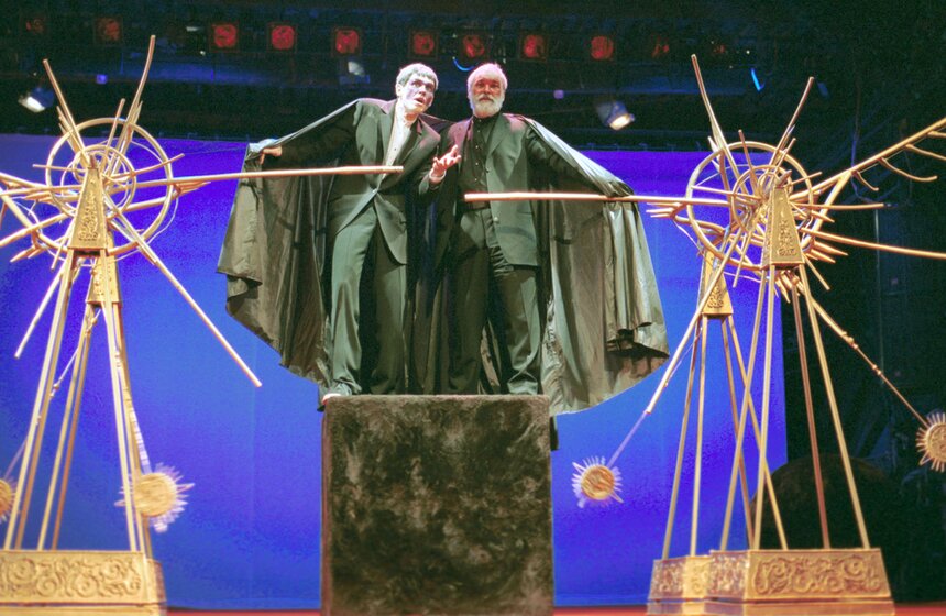 2001 год. На сцене Московского Драматического театра им. К.С.Станиславского состоялась премьера новой версии "Фауста" по бессмертному произведению Гете. Режиссер спектакля - Борис Юхананов, художник - Юрий Хариков. Постановку представил продюсерский центр "Позитив". На снимке: сцена из спектакля. Фауст - Андрей Кузнецов (справа), Мефистофель - Олег Хайбуллин (слева). Фото: ТАСС/Александр Яковлев