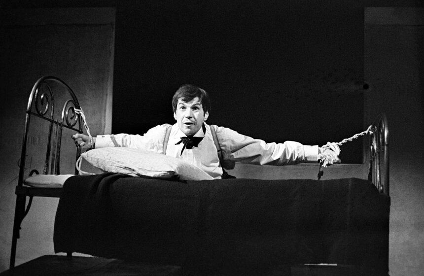 1968 год. Спектакль "Записки сумасшедшего" по одноименной повести Н.В.Гоголя на сцене Московского драматического театра имени К.С.Станиславского (режиссер Г.Соколова). Георгий Бурков в роли Поприщина. Фото: ТАСС/Стужин Алексей