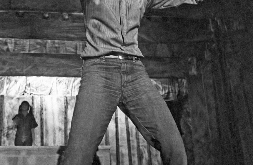 1977 год. Артист Александр Пантелеев в роли Сергея Кротова в спектакле Московского драматического театра им. К.С.Станиславского "Повесть об одной любви". Фото: ТАСС/Пахомова Людмила